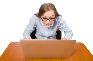 Çalışma masasındaki ofis çalışanı beyazla izole edilmiş.