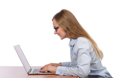 Çalışma masasındaki ofis çalışanı laptopuyla beyaza izole edilmiş.