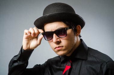 Antika şapkalı komik adam.