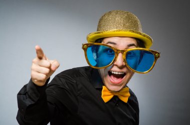 Antika şapkalı komik adam.