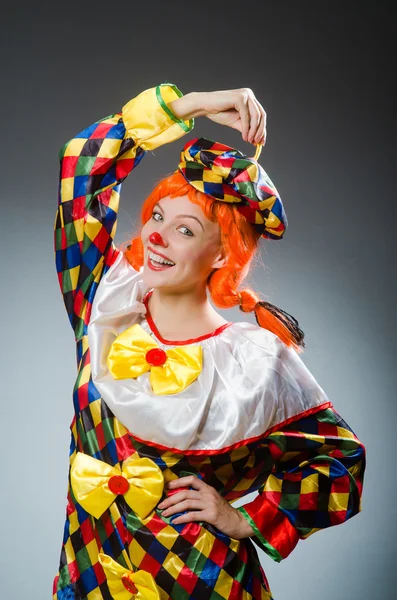 Клоун у смішному концепті на темному тлі — стокове фото