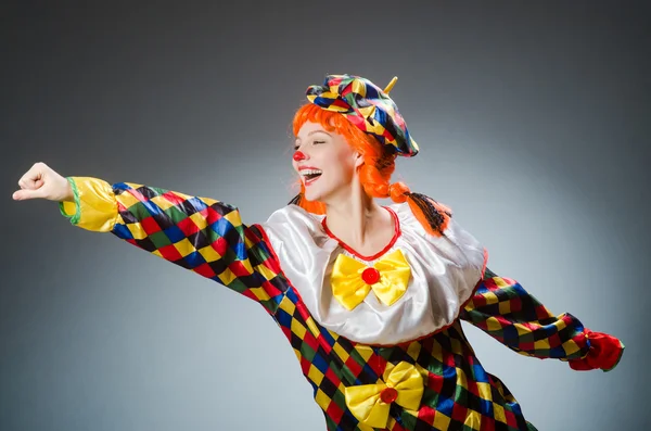 Payaso en concepto divertido sobre fondo oscuro — Foto de Stock