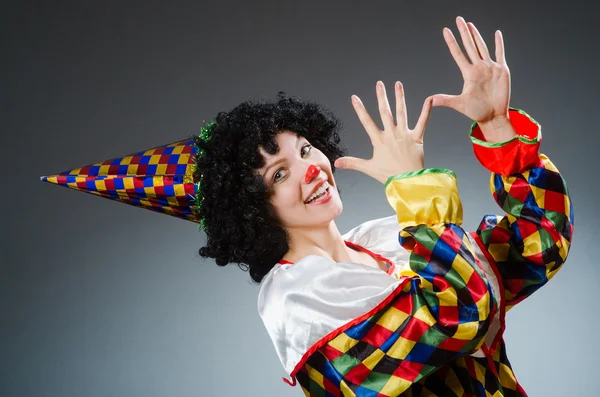 Clown in grappig concept op donkere achtergrond — Stockfoto