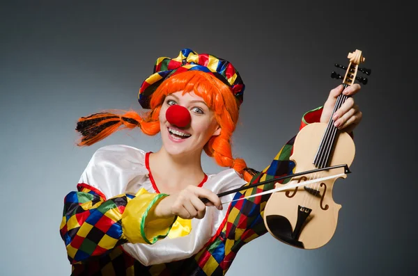 Clown in lustigem Konzept auf dunklem Hintergrund — Stockfoto