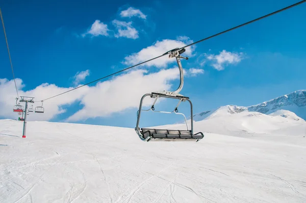 Ski levanta durações dia de inverno brilhante — Fotografia de Stock