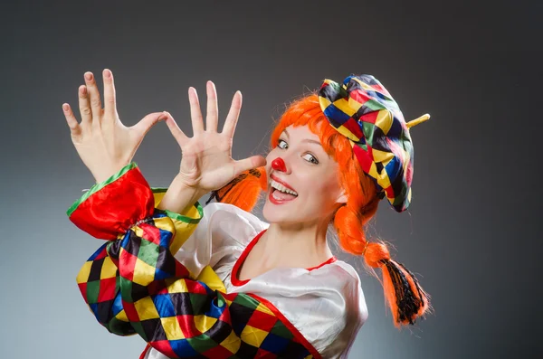 Clown i roligt koncept på mörk bakgrund — Stockfoto