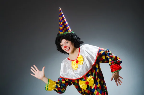 Clown in lustigem Konzept auf dunklem Hintergrund — Stockfoto