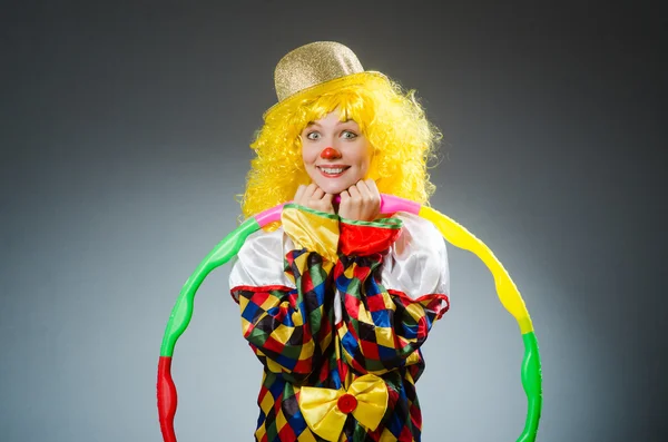 Clown in grappig concept op donkere achtergrond — Stockfoto