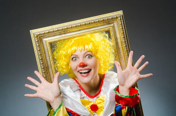 Clown i roligt koncept på mörk bakgrund — Stockfoto