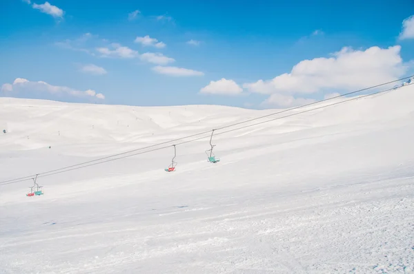 Impianti di risalita durata luminosa giornata invernale — Foto Stock