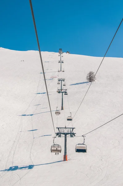 Skilifte überdauern hellen Wintertag — Stockfoto