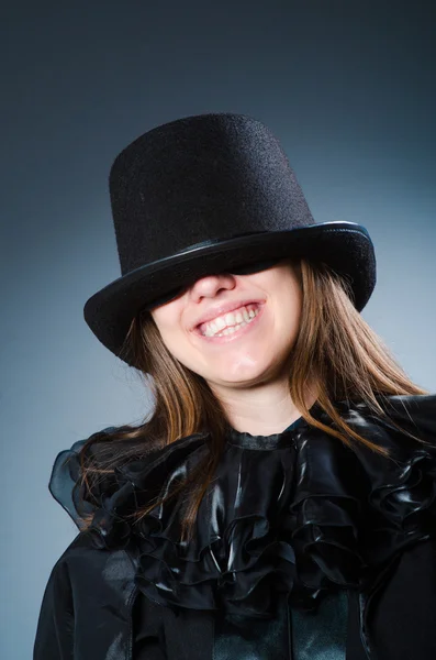 Žena kouzelník v legrační koncept — Stock fotografie