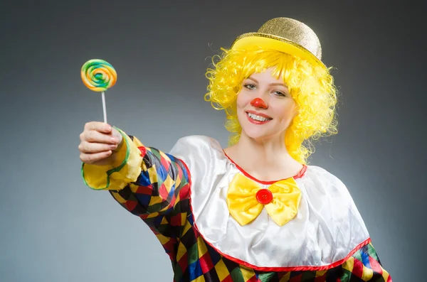 Clown in grappig concept op donkere achtergrond — Stockfoto