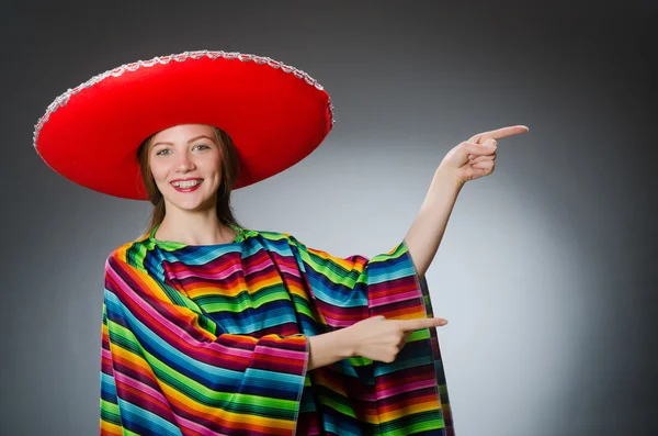 Lány mexikói élénk poncho ellen szürke — Stock Fotó