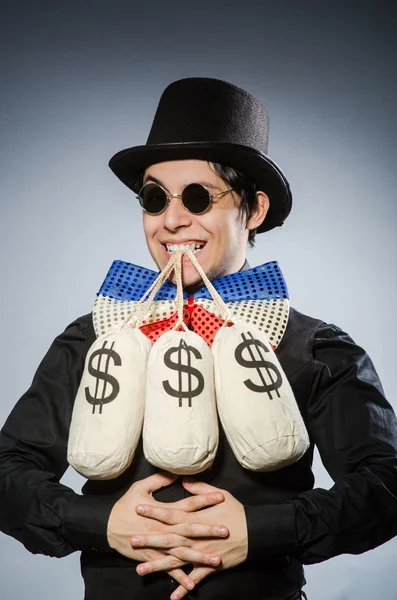 Para dolu çuvalları olan komik adam. — Stok fotoğraf