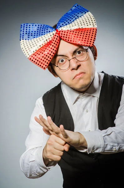 Hombre divertido con pajarita gigante — Foto de Stock