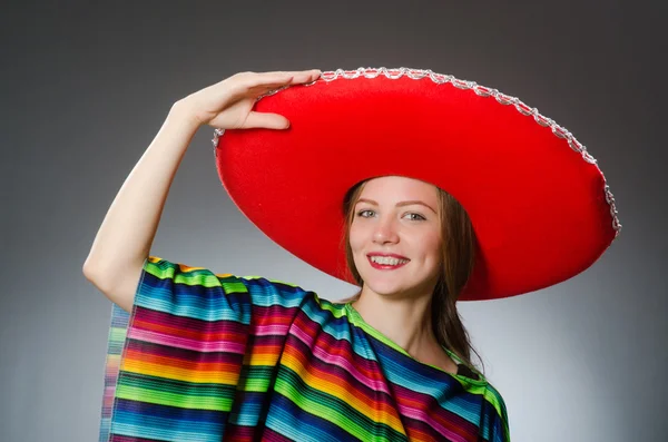 Meisje in Mexicaanse levendige poncho tegen grijs — Stockfoto