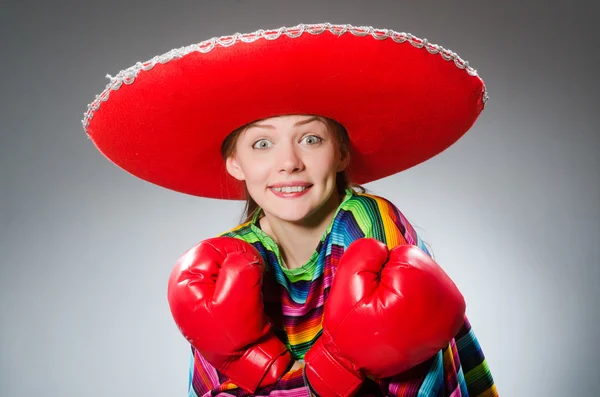 Chica en poncho mexicano vívido y guantes de caja contra gris — Foto de Stock