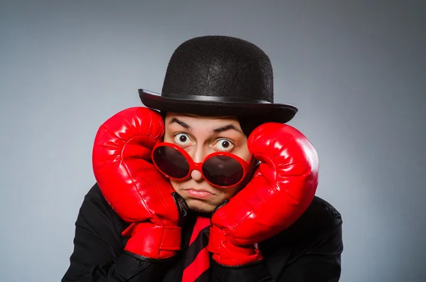 Uomo divertente con i guanti da boxe — Foto Stock