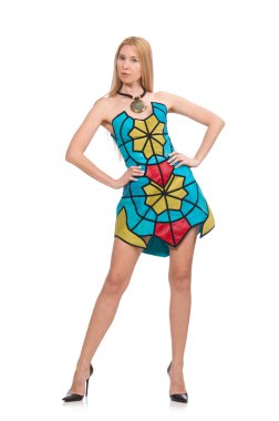 Parlak straplez elbiseli kadın, beyaz tenli.