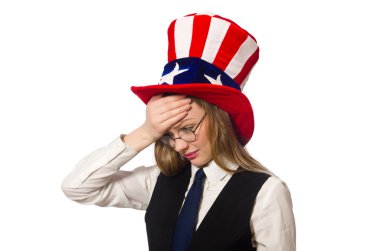 Amerikan sembollü şapka giyen bir kadın.