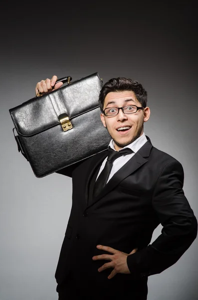 Affärsman med handväska mot grå — Stockfoto