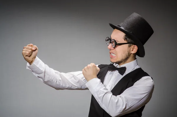 Klasik siyah yelek ve şapkalı genç adam griye karşı — Stok fotoğraf