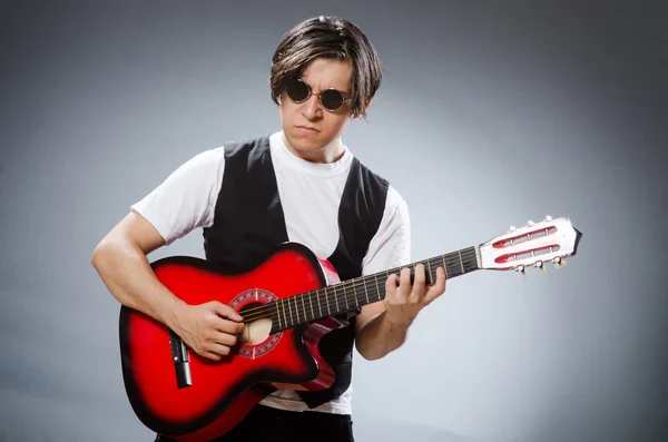 音楽のコンセプトで面白いギタープレーヤー — ストック写真