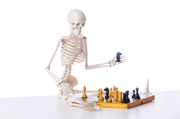 Squelette jouant au jeu d'échecs sur blanc — Photo