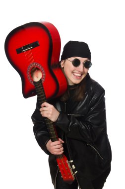Üzerinde beyaz izole genç gitarist