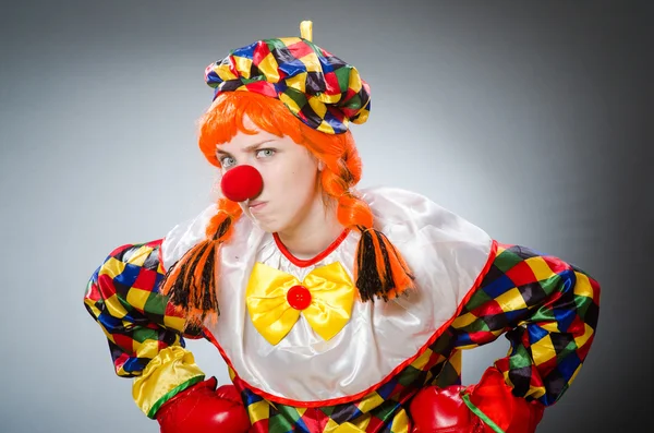Lustiger Clown im komischen Konzept — Stockfoto