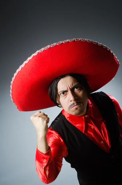 Personne portant un chapeau sombrero dans un concept drôle — Photo