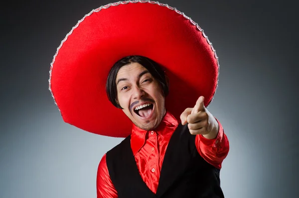 Человек в сомбреро шляпе в смешной концепции — стоковое фото