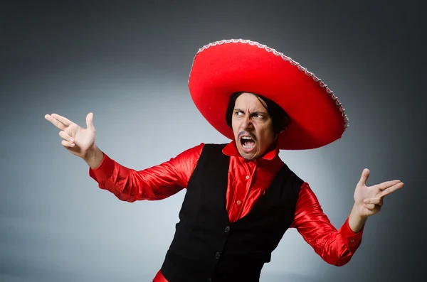 Person som bär sombrero hatt i roligt koncept — Stockfoto