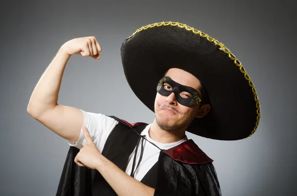 Personne portant un chapeau sombrero dans un concept drôle — Photo