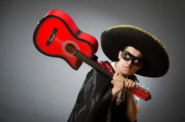 Personne portant un chapeau sombrero dans un concept drôle — Photo