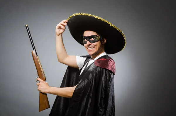 Persona che indossa cappello sombrero in concetto divertente — Foto Stock