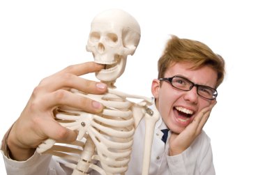 İskeleti beyaz olan komik doktor.