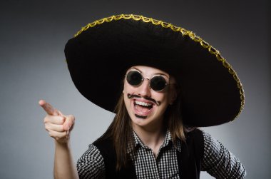 Şapka takan kişi komik bir konsept.