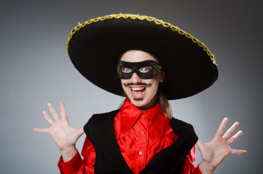 Şapka takan kişi komik bir konsept.