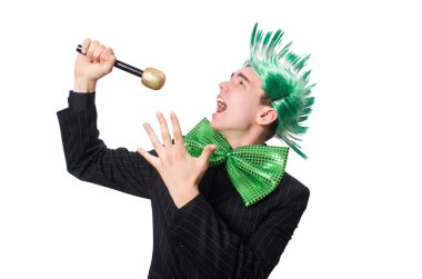 Mohawk saç stili komik bir adam.