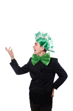 Mohawk saç stili komik bir adam.