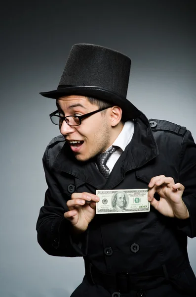 Fiatal férfi pénzt gazdaság ellen szürke fekete kabát — Stock Fotó