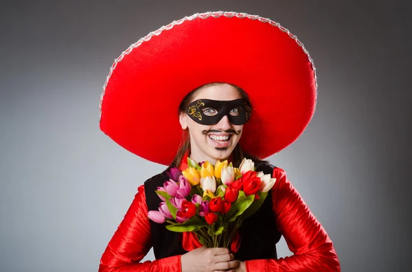 Persona che indossa cappello sombrero in concetto divertente — Foto Stock