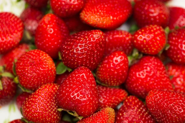 Erdbeeren auf der Auslage arrangiert — Stockfoto