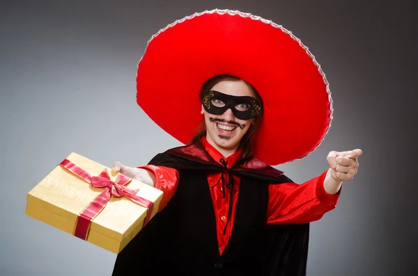 Personne portant un chapeau sombrero dans un concept drôle — Photo