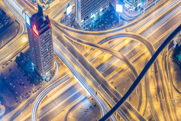 Verkehrsknotenpunkt Dubai in den Nachtstunden — Stockfoto