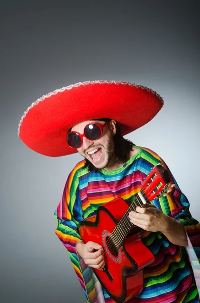 Mexican playing guitar wearing sombrero — Stock Photo, Image