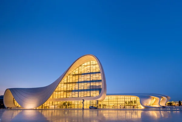 BAKU-20 juli: Heydar Aliyev Center den 20 juli 2015 i Baku, Az — Stockfoto