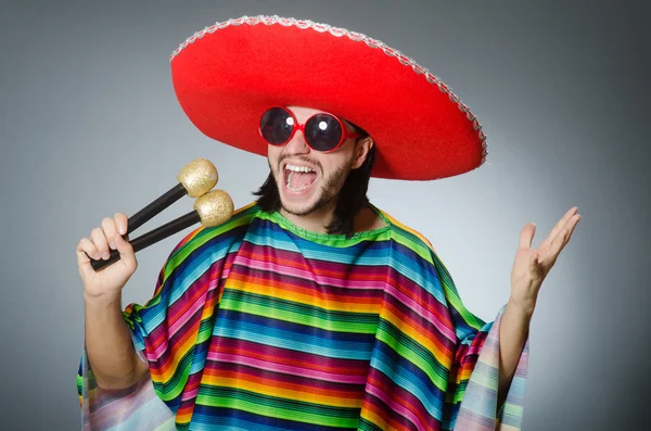 Mann mit Sombrero singt Lied — Stockfoto